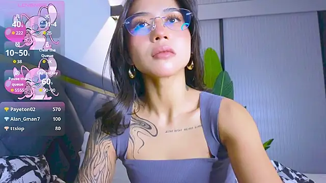 Mia Tin online show from November 19, 2025, 3:34 pm