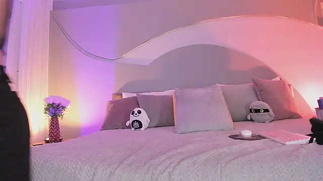 Nicolle W online show from October 31, 2025, 11:55 am