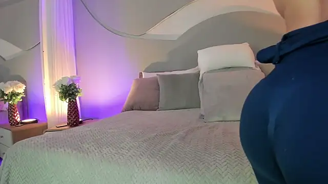 Nicolle W online show from November 8, 2025, 11:54 am