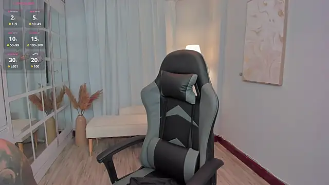 LeahJones  online show from September 18, 2025, 4:58 am