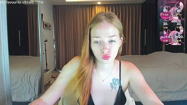 Hot Mia  online show from November 7, 2025, 8:58 am