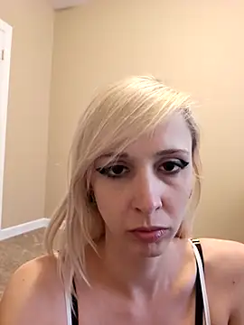 AmethystFoxx online show from October 21, 2025, 9:04 pm