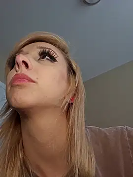 Snapshot of AmethystFoxx chatting on April 17, 2026, 6:00 pm AmethystFoxx online show from April 17, 2026, 6:00 pm