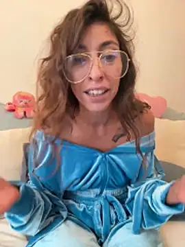 amanilouve online show from October 15, 2025, 12:49 pm