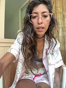 Snapshot of amanilouve chatting on April 18, 2026, 8:51 am amanilouve online show from April 18, 2026, 8:51 am