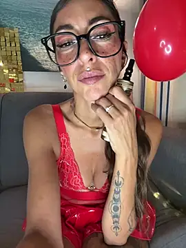 Snapshot of amanilouve chatting on May 10, 2026, 8:58 pm amanilouve online show from May 10, 2026, 8:58 pm