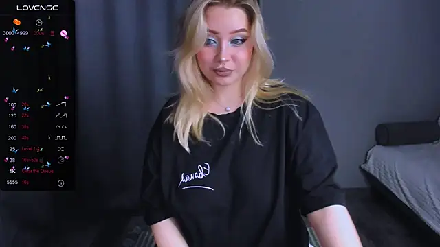 MonaLauu online show from November 18, 2025, 8:24 pm