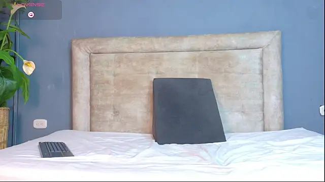 nicol snow online show from April 27, 2026, 1:20 pm