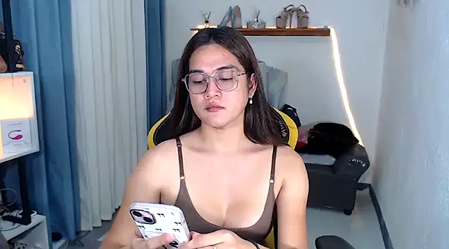 Snapshot of MarieLoveGlamorous chatting on February 1, 2025, 1:51 pm MarieLoveGlamorous online show from February 1, 2025, 1:51 pm