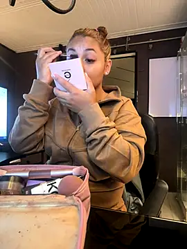 Snapshot of Emiily_W chatting on January 7, 2026, 10:18 am Emiily W online show from January 7, 2026, 10:18 am