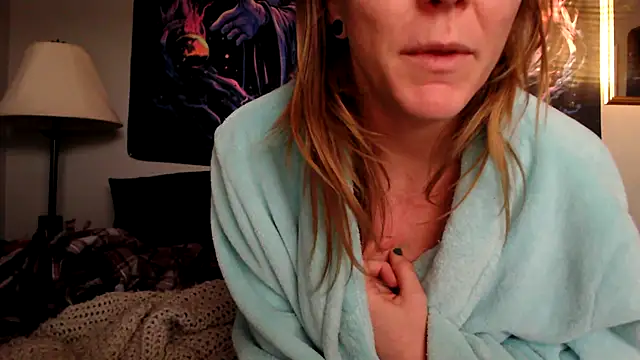 Snapshot of coryandthepeach chatting on February 18, 2025, 2:49 pm coryandthepeach online show from February 18, 2025, 2:49 pm