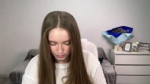 EvaMaddison online show from November 24, 2025, 6:18 pm