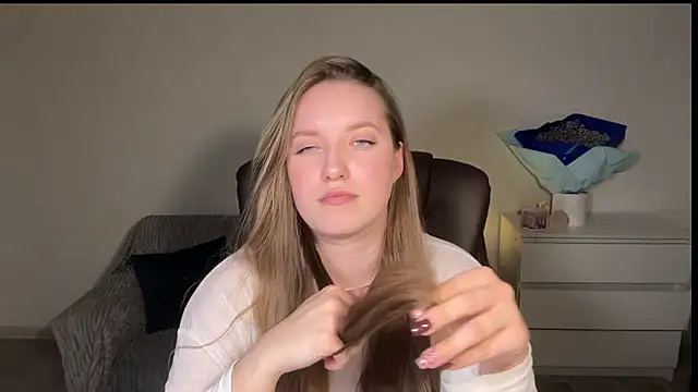 EvaMaddison online show from April 13, 2026, 5:18 pm