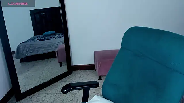 Snapshot of MaiaPetitte_ chatting on January 23, 2025, 10:01 pm MaiaPetitte online show from January 23, 2025, 10:01 pm