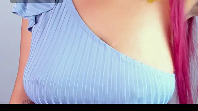 Snapshot of MaiaPetitte_ chatting on December 3, 2025, 12:40 am MaiaPetitte online show from December 3, 2025, 12:40 am