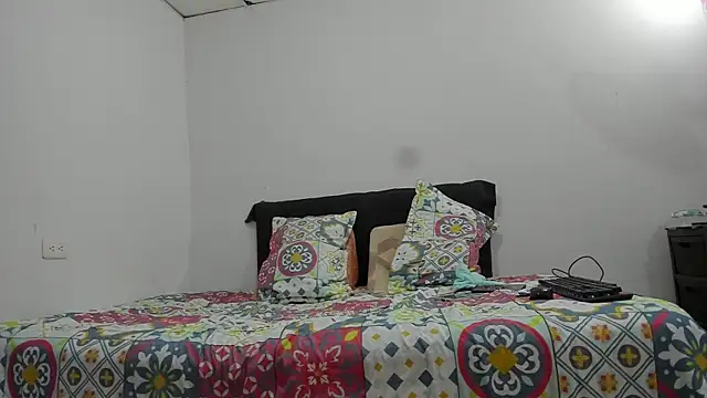 Snapshot of Andrewandzoe chatting on February 8, 2025, 12:17 am Andrewandzoe online show from February 8, 2025, 12:17 am