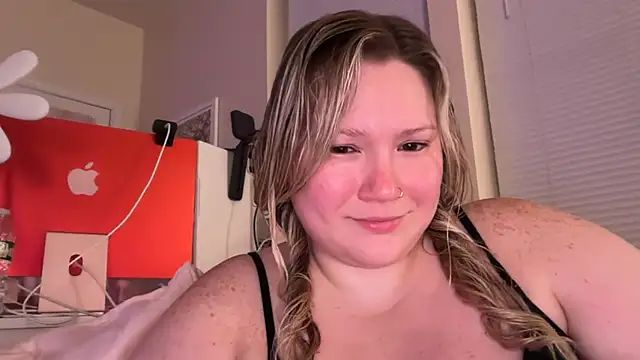 Snapshot of PiggyRose chatting on June 20, 2026, 1:52 am PiggyRose online show from June 20, 2026, 1:52 am