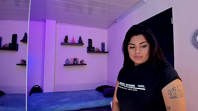 Catalinaa martinez online show from December 15, 2024, 8:25 pm