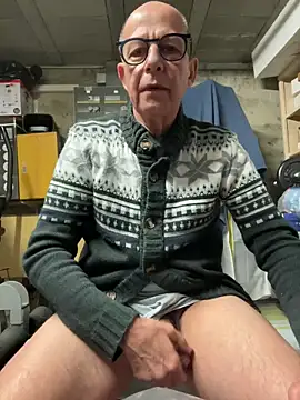 Snapshot of Relnnet chatting on December 4, 2024, 10:30 pm Relnnet online show from December 4, 2024, 10:30 pm