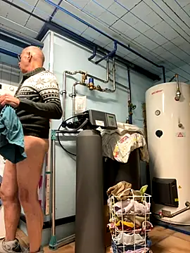 Snapshot of Relnnet chatting on October 6, 2025, 11:07 am Relnnet online show from October 6, 2025, 11:07 am