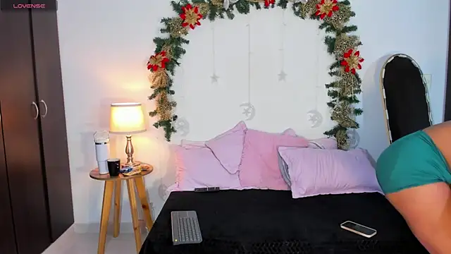 Snapshot of SarahCinnamon- chatting on January 9, 2026, 9:05 pm SarahCinnamon- online show from January 9, 2026, 9:05 pm