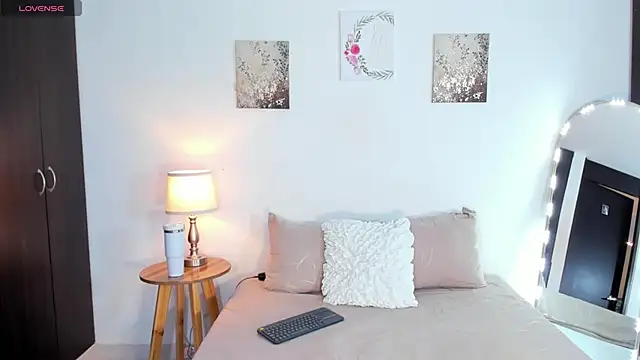 Snapshot of SarahCinnamon- chatting on January 13, 2026, 8:14 pm SarahCinnamon- online show from January 13, 2026, 8:14 pm