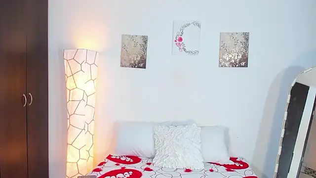 Snapshot of SarahCinnamon- chatting on February 14, 2026, 9:22 pm SarahCinnamon- online show from February 14, 2026, 9:22 pm