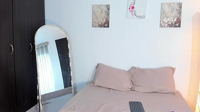 Snapshot of SarahCinnamon- chatting on February 17, 2026, 7:20 pm SarahCinnamon- online show from February 17, 2026, 7:20 pm