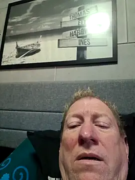 Snapshot of tomtom111111 chatting on October 3, 2025, 2:03 pm tomtom111111 online show from October 3, 2025, 2:03 pm