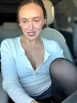 Snapshot of lunagirl13 chatting on October 31, 2025, 5:03 pm lunagirl13 online show from October 31, 2025, 5:03 pm