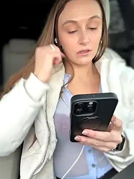 Snapshot of lunagirl13 chatting on December 5, 2025, 6:26 pm lunagirl13 online show from December 5, 2025, 6:26 pm