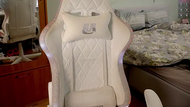 ho1yho1e online show from April 8, 2026, 9:26 pm