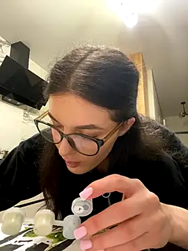 little belucci online show from December 5, 2025, 2:58 pm