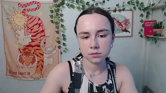 Snapshot of VeryVeryVeryShy_ chatting on June 20, 2026, 5:43 am VeryVeryVeryShy online show from June 20, 2026, 5:43 am