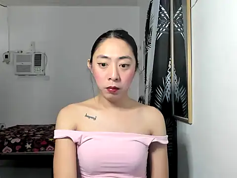 Snapshot of ErikaJayne4u chatting on February 5, 2026, 5:01 am ErikaJayne4u online show from February 5, 2026, 5:01 am