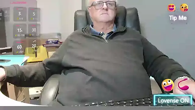 Snapshot of bigbadjon69 chatting on November 3, 2025, 4:30 pm bigbadjon69 online show from November 3, 2025, 4:30 pm