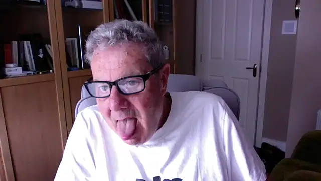 Snapshot of Oldpistolpete chatting on May 2, 2026, 12:43 pm Oldpistolpete online show from May 2, 2026, 12:43 pm