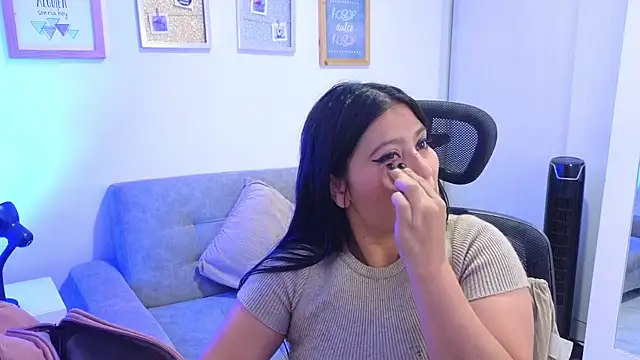 annylouis online show from December 14, 2025, 7:18 pm