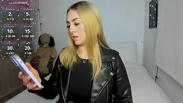 Snapshot of sophi_mooreno chatting on March 5, 2025, 2:25 am sophi mooreno online show from March 5, 2025, 2:25 am