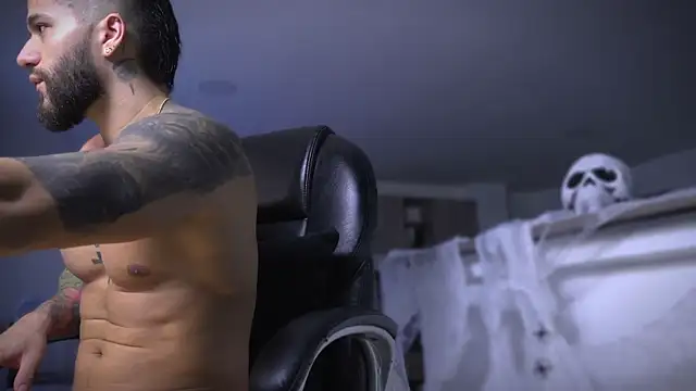 Snapshot of Frank_Farrell chatting on October 28, 2025, 10:34 pm Frank Farrell online show from October 28, 2025, 10:34 pm