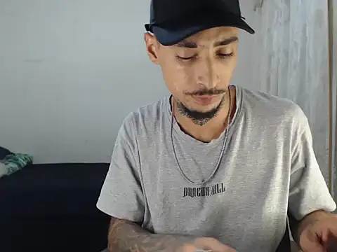 emiliano hottt online show from October 13, 2025, 4:01 am