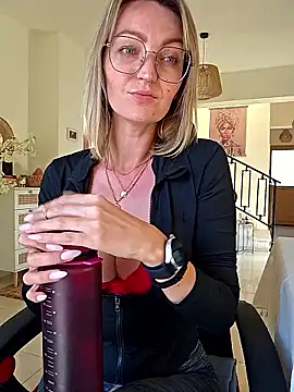 MissMialicious online show from April 9, 2026, 2:33 pm