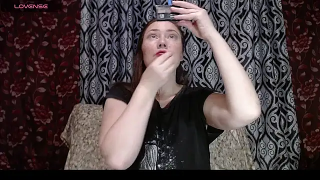 Snapshot of EmilyDoth chatting on November 17, 2025, 2:06 am EmilyDoth online show from November 17, 2025, 2:06 am