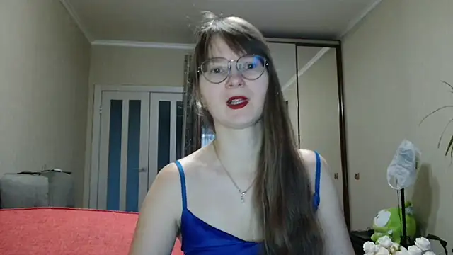 KiraGoldens online show from October 26, 2025, 5:35 am