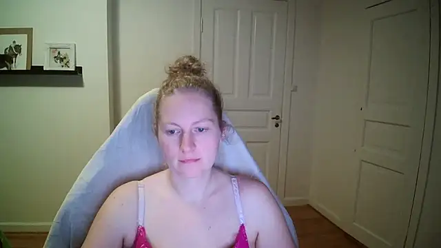 Snapshot of Girlnina-1995 chatting on October 28, 2025, 10:45 pm Girlnina-1995 online show from October 28, 2025, 10:45 pm