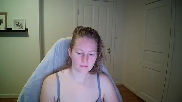 Snapshot of Girlnina-1995 chatting on October 31, 2025, 7:42 am Girlnina-1995 online show from October 31, 2025, 7:42 am