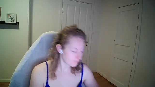 Snapshot of Girlnina-1995 chatting on December 3, 2025, 10:35 am Girlnina-1995 online show from December 3, 2025, 10:35 am