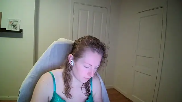 Snapshot of Girlnina-1995 chatting on December 4, 2025, 10:02 am Girlnina-1995 online show from December 4, 2025, 10:02 am