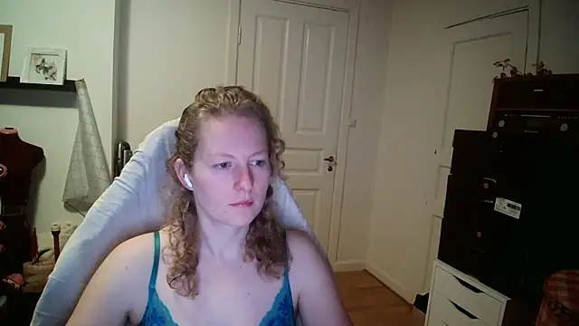 Snapshot of Girlnina-1995 chatting on December 16, 2025, 10:31 am Girlnina-1995 online show from December 16, 2025, 10:31 am