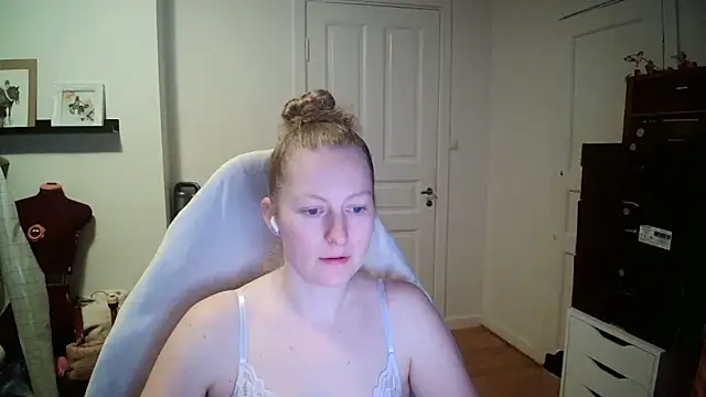 Snapshot of Girlnina-1995 chatting on December 18, 2025, 10:10 am Girlnina-1995 online show from December 18, 2025, 10:10 am